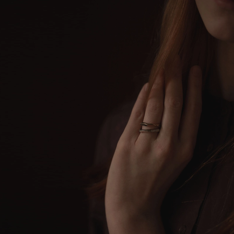 pierścionek obrączka z białego i żółtego złota o nieregularnym kszatłacie z białymi i czarnymi brylantami unikat jedyny w swoim rodzaju