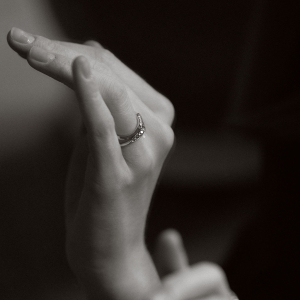 obrączka z białego i żółtego złota o nieregularnym, falistym kształcie z brylantami białymi i czarnymi projektu Marty Szafraniec, projektantki z Katowic