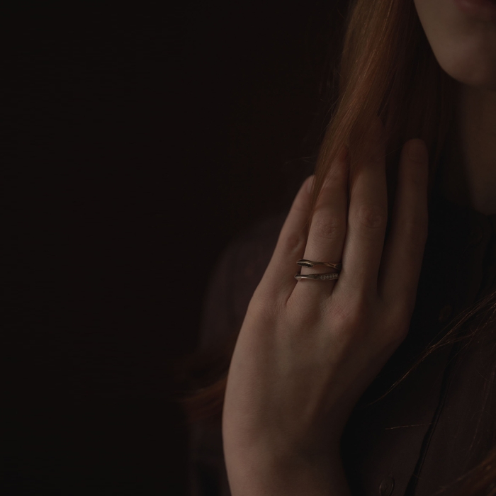 żółta obrączka pierścionek z brylantami czarnymi owalna nieregularna powierzchnia pierścionka stwarza wiele możliwości do noszenia wykonana w pracowni w Katowicach