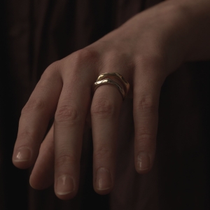 obrączka z żółtego złota pokryta w dwóch miejscach czarnymi brylantami o nieregularnej powierzchni i grubości zapraszamy do świata Saffy i jej biżuterii autorskiej