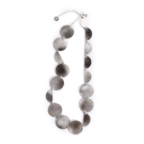 Kolekcja Halfring i naszyjnik Free z zaszyfrowanym słowem "freedom".  17 elementów: kół i połówek. Lutowane ogniwka. Srebro albo złocenie. Naszyjnik projektu Marty Szafraniec, projektantki z Katowic.