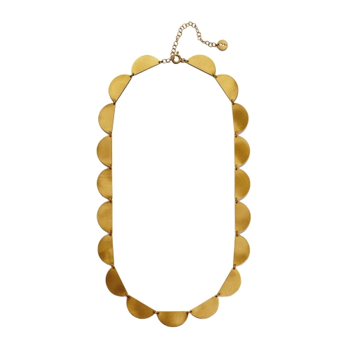 Naszyjnik ze srebra złoconego próby 925, wykonanego z połówek koła w pracowni jubilerskiej Saffa w Katowicach. Krótszy, złożony z 19 elementów, z łańcuszkiem do regulacji. Matowy na ich powierzchni, wybłyszczony na krawędziach.