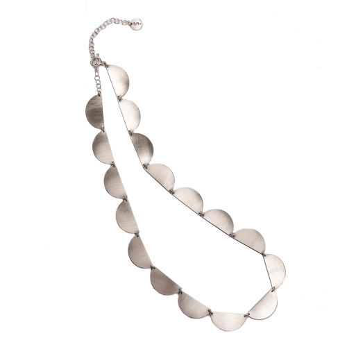 Naszyjnik ze srebra próby 925, wykonanego z połówek koła w pracowni jubilerskiej Saffa w Katowicach przez Martę Szafraniec. Krótki, złożony z 17 elementów, z łańcuszkiem do regulacji. Matowy na ich powierzchni, wybłyszczony na krawędziach.