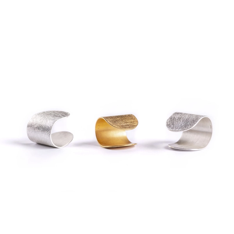3 pierścionki, z lewej i z prawej srebrne Halfring 1, Symetryczne, otwarte, duże, szerokie, wyszczotkowane na powierzchni i wybłyszczone na krawędziach. W środku złocony, z tym samym pięknym detalem. Wykonane ręcznie w pracowni Saffa.