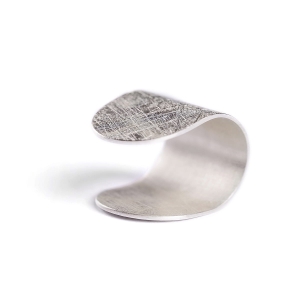 Srebrny pierścionek, duży, otwarty, z mocno wyszczotkowaną matową powierzchnią oraz dla kontrastu z wybłyszczonymi krawędziami. Symetryczny, minimalistyczny, piękny w stylu marki Saffy z Katowic.