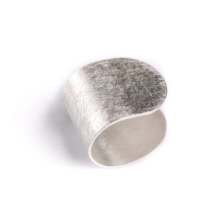 Srebrny pierścionek, duży, otwarty, z mocno wyszczotkowaną matową powierzchnią oraz dla kontrastu z wybłyszczonymi rantami. Symetryczny, minimalistyczny, w stylu marki Saffy z Katowic, pl. OMP 2/5.