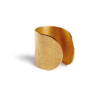 Złocony pierścionek, duży, otwarty, z mocno wyszczotkowaną matową powierzchnią oraz dla kontrastu z wybłyszczonymi krawędziami. Minimalistyczny w stylu marki Saffy z Katowic.