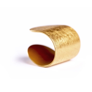 Złocony pierścionek, duży, otwarty, z mocno wyszczotkowaną matową powierzchnią oraz dla kontrastu z wybłyszczonymi krawędziami. Symetryczny, minimalistyczny, w stylu marki Saffy z Katowic.