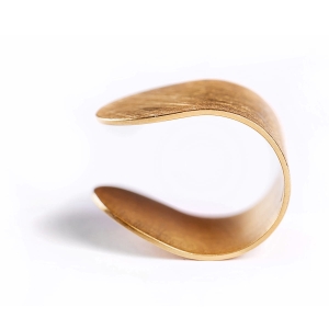 Złocony pierścionek, duży, otwarty, z mocno wyszczotkowaną matową powierzchnią oraz dla kontrastu z wybłyszczonymi krawędziami. Symetryczny, minimalistyczny, w stylu marki Saffy z Katowic, projektu Marty Szafraniec, projektantki ze Śląska.