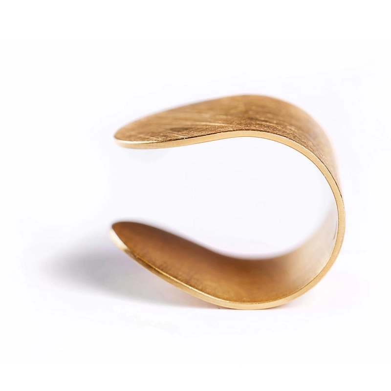 Złocony pierścionek, duży, otwarty, z mocno wyszczotkowaną matową powierzchnią oraz dla kontrastu z wybłyszczonymi krawędziami. Symetryczny, minimalistyczny, w stylu marki Saffy z Katowic, projektu Marty Szafraniec, projektantki ze Śląska.