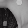 Wiszące, sięgające aż do ramion, srebrne, długie kolczyki z kolekcji Halfring, bardzo kobiece, zmysłowe, poruszające się wraz z ruchem ciała. Koło, 2 połówki i koło. Z wybłyszczonymi krawędziami. Detal na najwyższym poziomie.