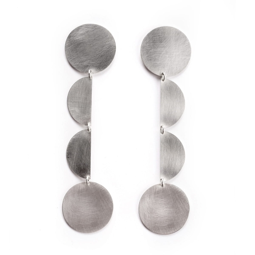 Srebrne kolczyki Halfring 4, długie, wiszące, lśniące. Koło, dwie połówki i koło o satynowych powierzchniach i wybłyszczonych rantach. Eleganckie, dedykowane do garnituru i jeansów również.