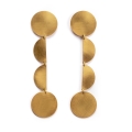 Złote kolczyki z kolekcji Halfring, długie, wiszące, lśniące, poruszające się wraz z ruchem ciała. Koło, dwie połówki i koło o satynowych powierzchniach i wybłyszczonych rantach. Eleganckie, dedykowane do garnituru i jeansów też.