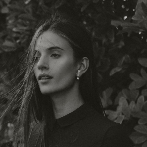 ponadczasowa biżuteria dla pani młodej do ślubu, bizuteria ślubna minimalistyczna i ponadczasowa, pracownia w katowicach, piękna kobieta w zielonej sukience