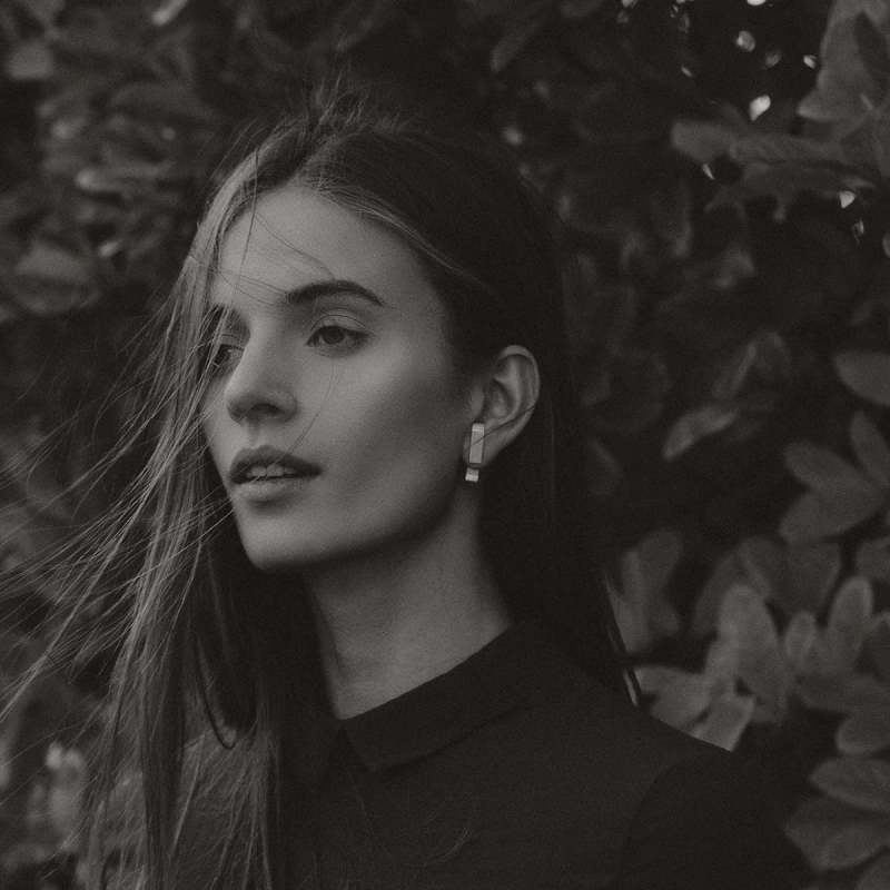 ponadczasowa biżuteria dla pani młodej do ślubu, bizuteria ślubna minimalistyczna i ponadczasowa, pracownia w katowicach, piękna kobieta w zielonej sukience