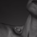 piękno ludzkiego ciała, detal, skóra, obojczyk kobiety i biżuteria na ciele, minimalistyczn afotografia czarno biała, zdjęcie bw fotografka marta chrobak