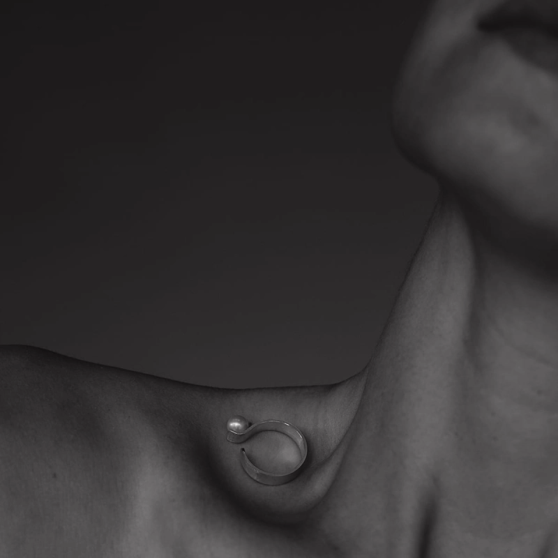 piękno ludzkiego ciała, detal, skóra, obojczyk kobiety i biżuteria na ciele, minimalistyczn afotografia czarno biała, zdjęcie bw fotografka marta chrobak