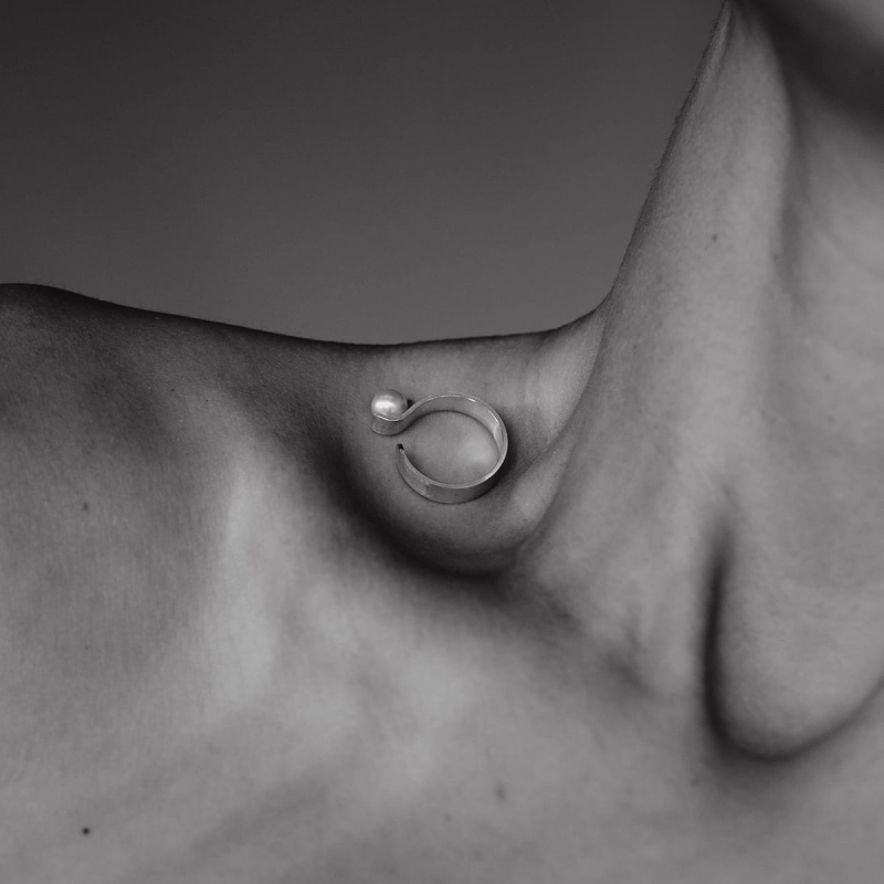 detal w ciele, ukryta biżuteria na field model, pięne ciało, zakamarki ciała