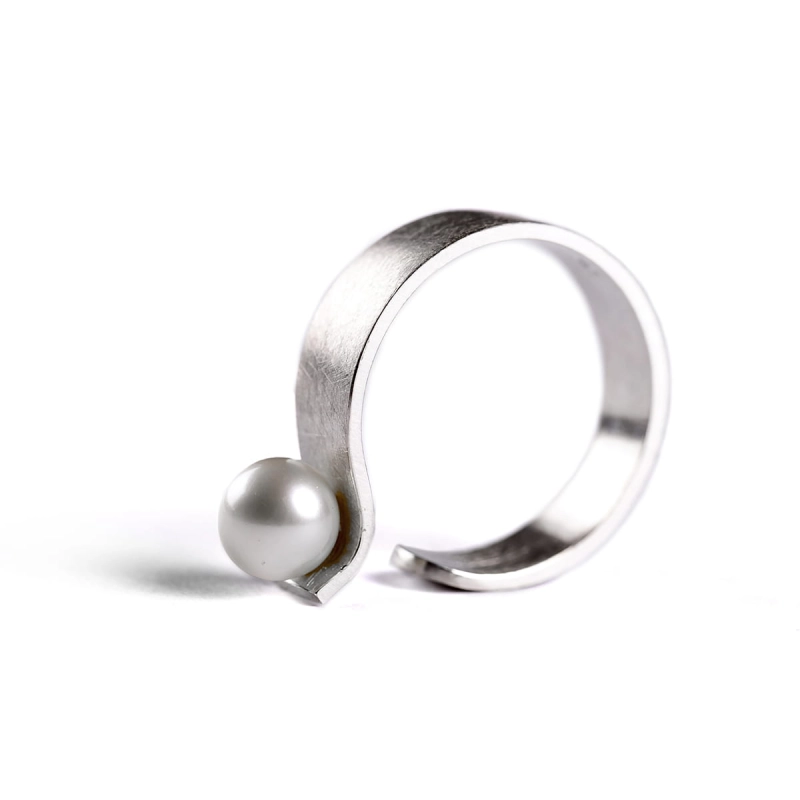 pierścionek z perłą, minimalistyczny, prosty, geometryczny ręcznie robiony, perła hodowana, białe złoto