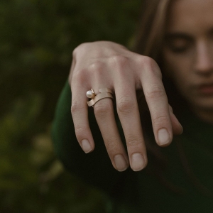 pierścionek, precyzyjne wykonanie, detal w złocie i z perłą, geometria i prostota.