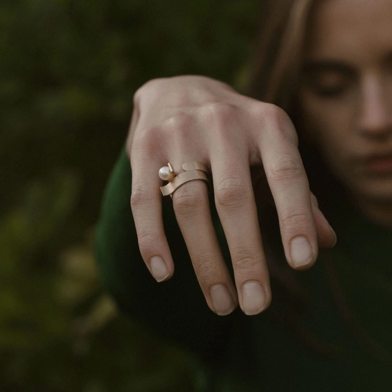 pierścionek, precyzyjne wykonanie, detal w złocie i z perłą, geometria i prostota.