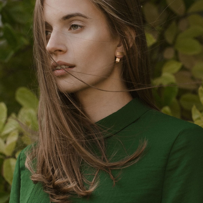 soczysta zieleń sukienki i zote kolczyki. połączenie złota i zieleni w pięknej minimalistycznej stylizacji na zdjęciach marty chrobak