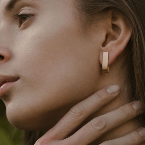 złote kolczyki dwuelementowe proste geometryczne prostokonty ze złot a585 14K zrobione w KAtowicach w pracowni marty szafraniec