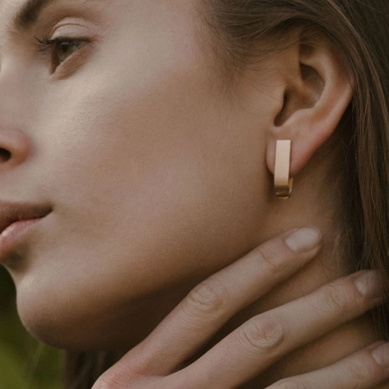 złote kolczyki dwuelementowe proste geometryczne prostokonty ze złot a585 14K zrobione w KAtowicach w pracowni marty szafraniec