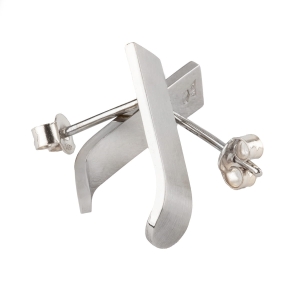 minimalistyczne kolczyki z białego złota wykonane w katowicach w proacowni marty szafraniec. idelane kolczyki na prezent ślubny  dla niej, dla panny młodej