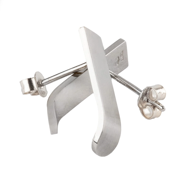 minimalistyczne kolczyki z białego złota wykonane w katowicach w proacowni marty szafraniec. idelane kolczyki na prezent ślubny  dla niej, dla panny młodej