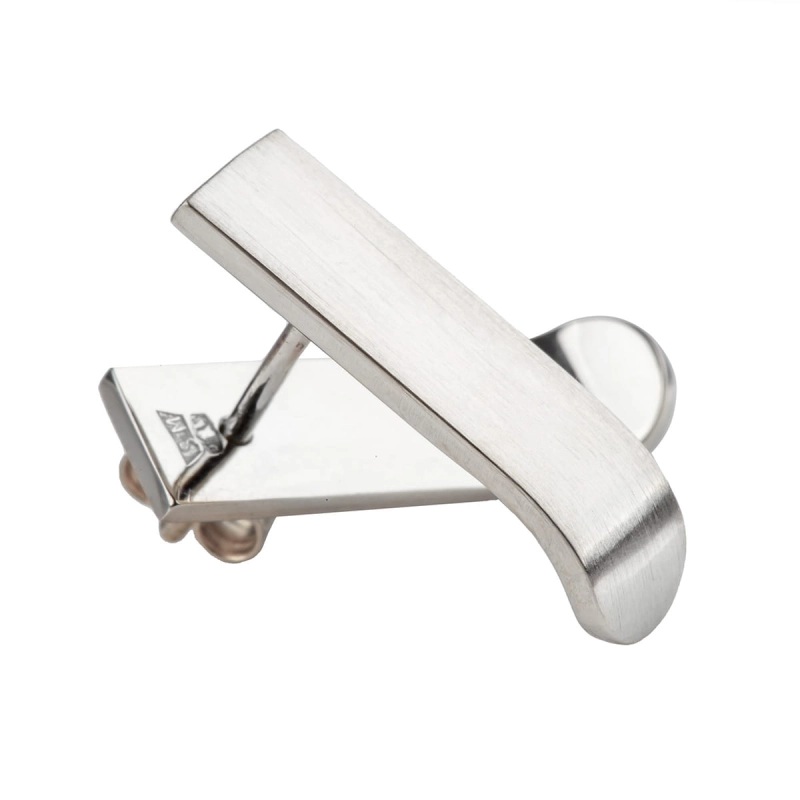 minimalistyczne kolczyki z białego złota wykonane w katowicach w proacowni marty szafraniec. idelane kolczyki na prezent ślubny  dla niej, dla panny młodej