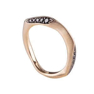 złoty pierścionek z czarnymi brylantami bogaty i wytworny ręcznie robiony pracownia biżuterii katowice