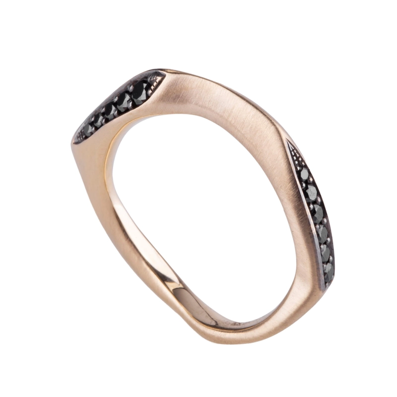 pierścionek zaręczynowy z czarnymi diamentami wyjątkowy minimalistyczny ze złota w katowicach