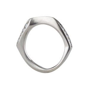 brylanty i białe złoto w minimalistycznej i oryginalnej oprawie  wykonane w katowicach  w pracowni projektowania biżuterii u marty szafraniec