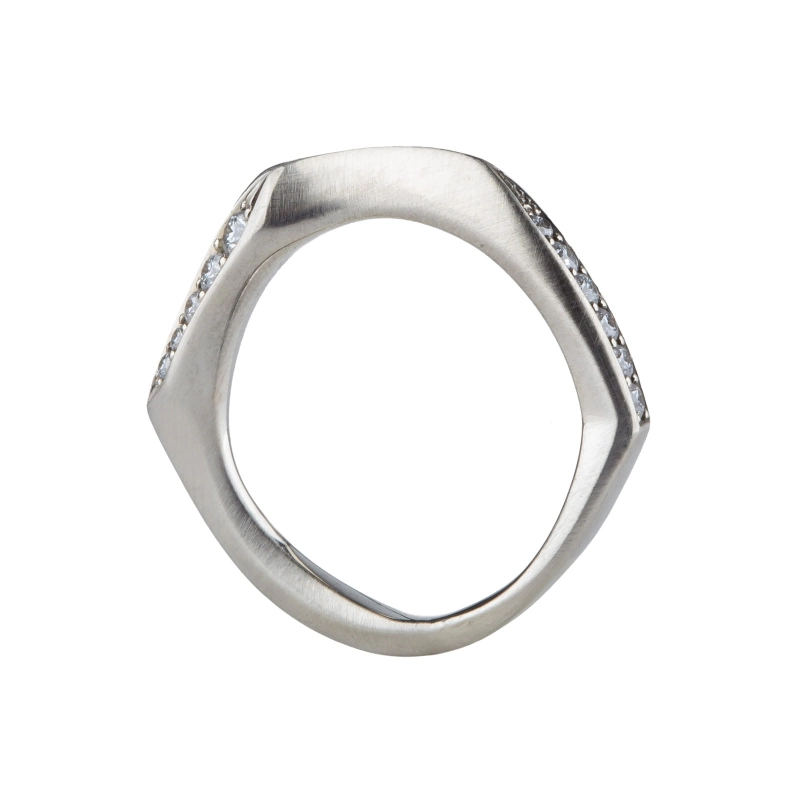 brylanty i białe złoto w minimalistycznej i oryginalnej oprawie  wykonane w katowicach  w pracowni projektowania biżuterii u marty szafraniec