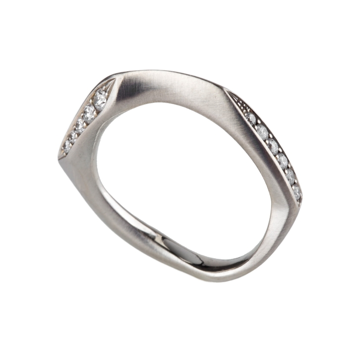 unikatowa obraczka z białego złota z białymi brylantami
