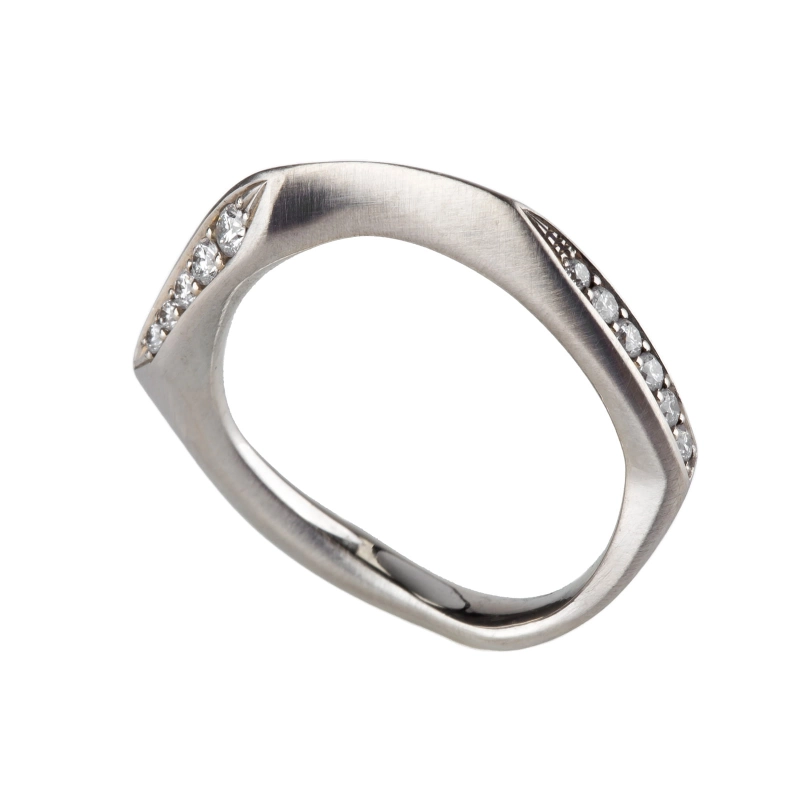 unikatowa obraczka z białego złota z białymi brylantami