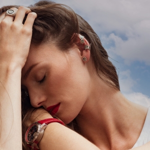 piękna kobieta w srtebrnej biżuterii