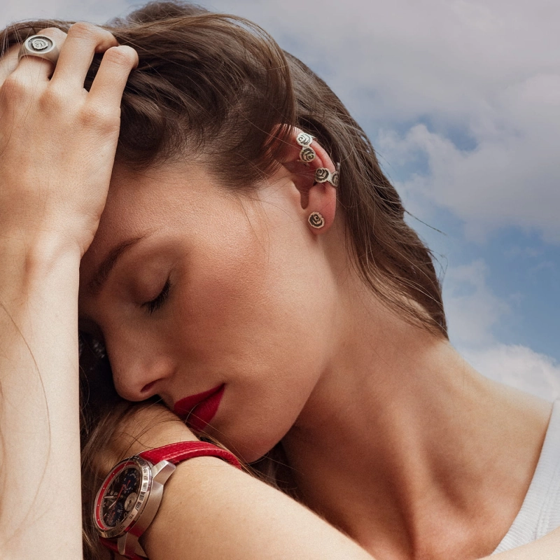 piękna kobieta w srtebrnej biżuterii