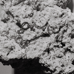 grafitowe kolczyki z łańcuszków