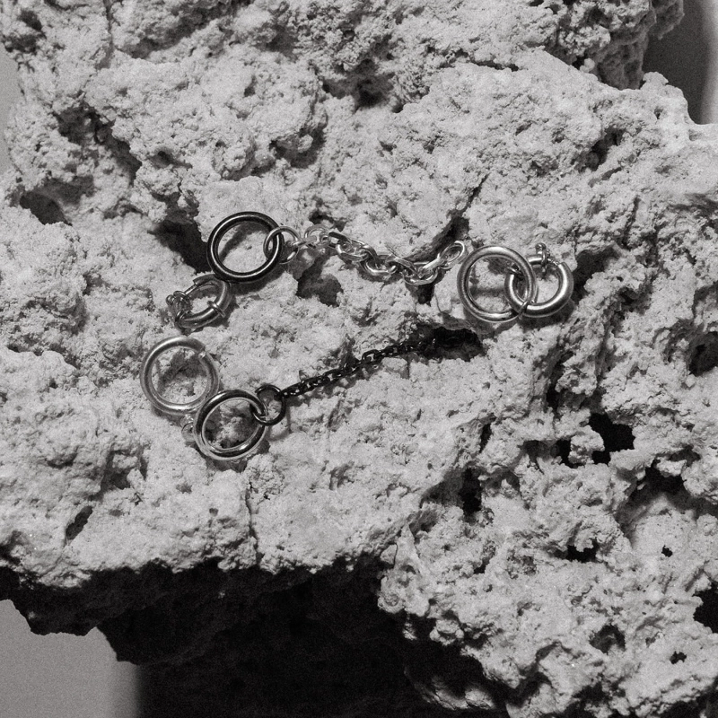 grafitowe kolczyki z łańcuszków